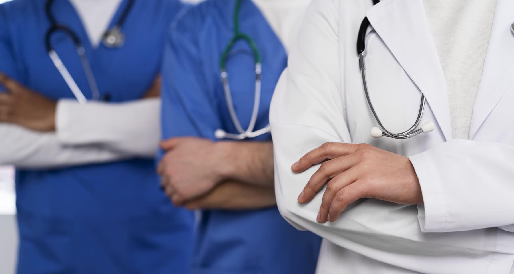 equipo-de-enfermera-y-medico-listo-para-el-dia-de-trabajo (1)