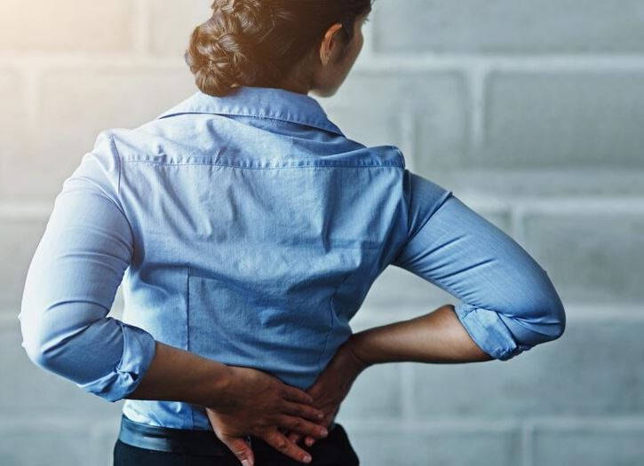 Dolor lumbar: causas y tratamiento | Clínica SAMON Madrid. Cuámndp ir al fisioterapeuta para calmar el dolor lumbar